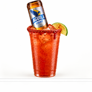Michelada con Águila Light.